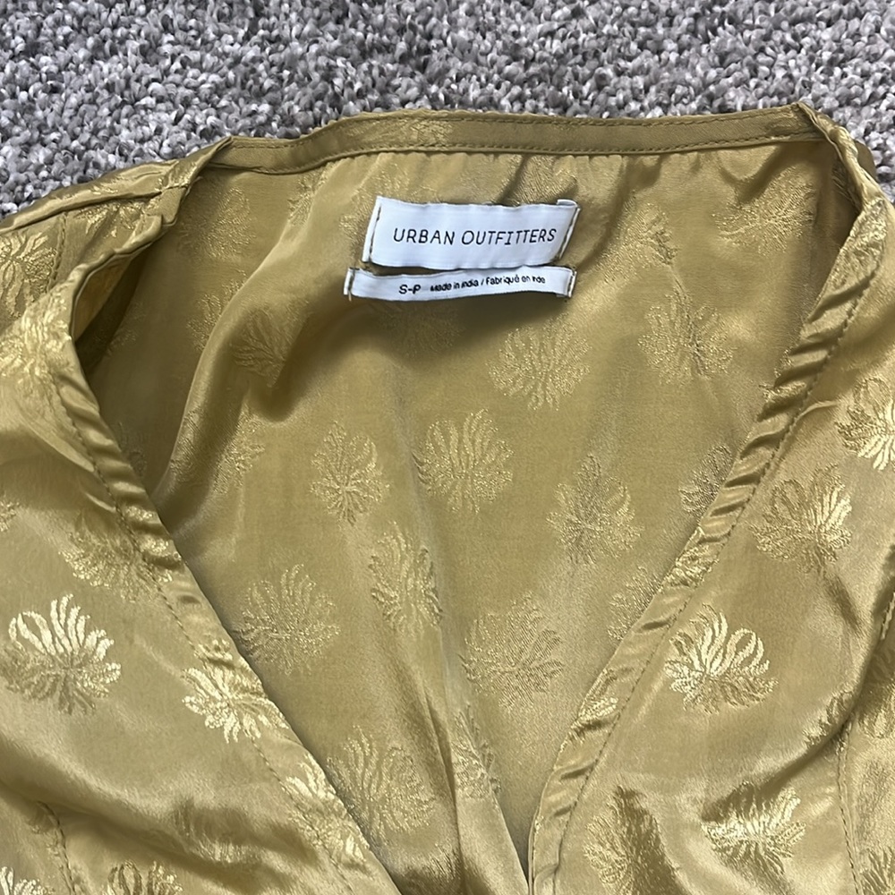 Urban outfitters green short sleeve silk crop top - Picture 3 of 3